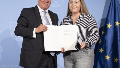 Ministerpräsident Armin Laschet verleiht die Rettungsmedaille des Landes Nordrhein-Westfalen an 20 Bürgerinnen und Bürger