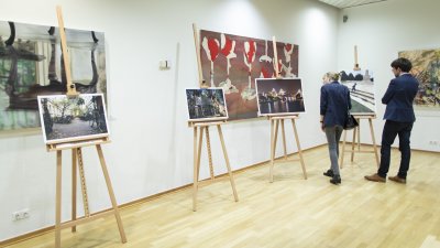 Sieger des Foto-Wettbewerbs zum Beneluxjahr ausgezeichnet: „Europa heute – Kinder statt Krieg“ gewinnt
