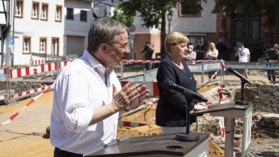 Bundeskanzlerin Angela Merkel und Ministerpräsident Armin Laschet in Bad Münstereifel