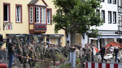 Bundeskanzlerin Angela Merkel und Ministerpräsident Armin Laschet in Bad Münstereifel