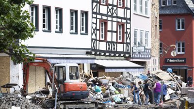 Bundeskanzlerin Angela Merkel und Ministerpräsident Armin Laschet in Bad Münstereifel