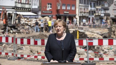 Bundeskanzlerin Angela Merkel und Ministerpräsident Armin Laschet in Bad Münstereifel