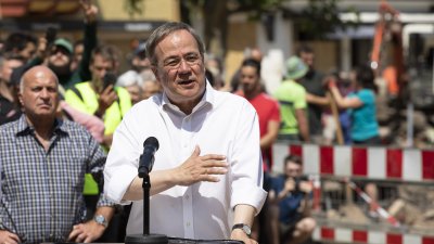 Bundeskanzlerin Angela Merkel und Ministerpräsident Armin Laschet in Bad Münstereifel