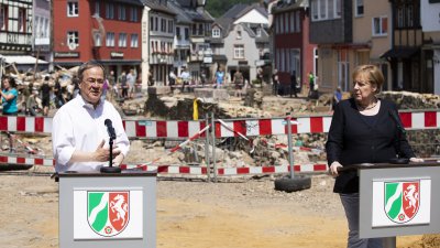 Bundeskanzlerin Angela Merkel und Ministerpräsident Armin Laschet in Bad Münstereifel