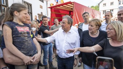 Bundeskanzlerin Angela Merkel und Ministerpräsident Armin Laschet in Bad Münstereifel