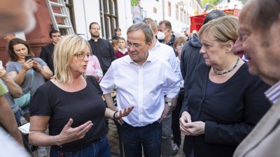 Bundeskanzlerin Angela Merkel und Ministerpräsident Armin Laschet in Bad Münstereifel
