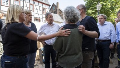 Bundeskanzlerin Angela Merkel und Ministerpräsident Armin Laschet in Bad Münstereifel