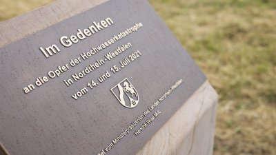 Begegnung mit Angehörigen von Opfern der Flutkatastrophe 2021 an den zu deren Ehren gepflanzten Bäumen in Blankenheimerdorf