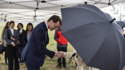 Begegnung mit Angehörigen von Opfern der Flutkatastrophe 2021 an den zu deren Ehren gepflanzten Bäumen in Blankenheimerdorf