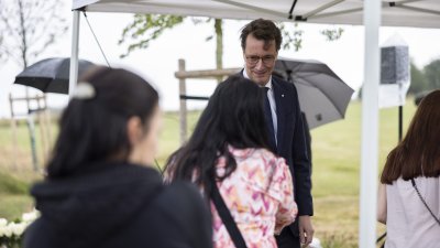 Begegnung mit Angehörigen von Opfern der Flutkatastrophe 2021 an den zu deren Ehren gepflanzten Bäumen in Blankenheimerdorf