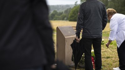 Begegnung mit Angehörigen von Opfern der Flutkatastrophe 2021 an den zu deren Ehren gepflanzten Bäumen in Blankenheimerdorf