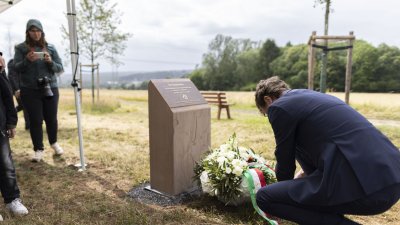 Begegnung mit Angehörigen von Opfern der Flutkatastrophe 2021 an den zu deren Ehren gepflanzten Bäumen in Blankenheimerdorf