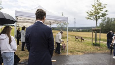 Begegnung mit Angehörigen von Opfern der Flutkatastrophe 2021 an den zu deren Ehren gepflanzten Bäumen in Blankenheimerdorf