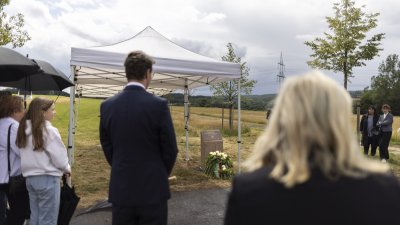 Begegnung mit Angehörigen von Opfern der Flutkatastrophe 2021 an den zu deren Ehren gepflanzten Bäumen in Blankenheimerdorf