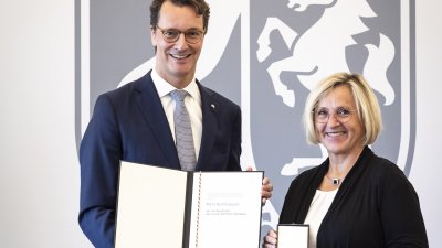 Ministerpräsident Hendrik Wüst verleiht den Verdienstorden des Landes Nordrhein-Westfalen an elf Persönlichkeiten
