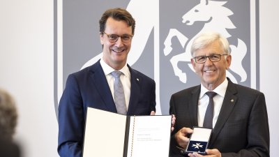 Ministerpräsident Hendrik Wüst verleiht den Verdienstorden des Landes Nordrhein-Westfalen an elf Persönlichkeiten