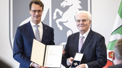 Ministerpräsident Hendrik Wüst verleiht den Verdienstorden des Landes Nordrhein-Westfalen an elf Persönlichkeiten