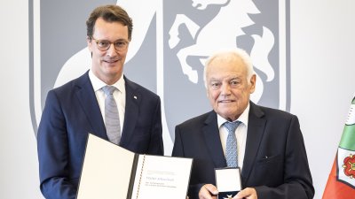 Ministerpräsident Hendrik Wüst verleiht den Verdienstorden des Landes Nordrhein-Westfalen an elf Persönlichkeiten