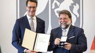Ministerpräsident Hendrik Wüst verleiht den Verdienstorden des Landes Nordrhein-Westfalen an elf Persönlichkeiten