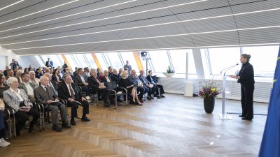 Stellvertretende Ministerpräsidentin Mona Neubaur händigt den Verdienstorden des Landes Nordrhein-Westfalen an 15 Persönlichkeiten aus