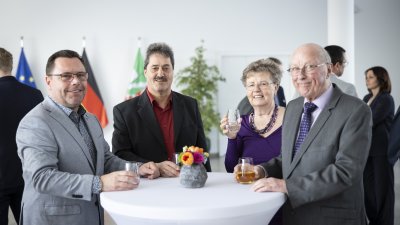 Stellvertretende Ministerpräsidentin Mona Neubaur händigt den Verdienstorden des Landes Nordrhein-Westfalen an 15 Persönlichkeiten aus