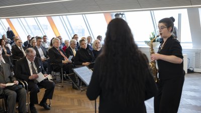 Stellvertretende Ministerpräsidentin Mona Neubaur händigt den Verdienstorden des Landes Nordrhein-Westfalen an 15 Persönlichkeiten aus