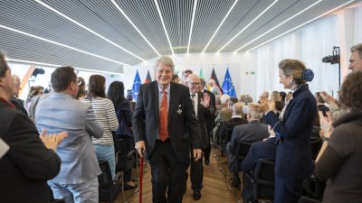 Stellvertretende Ministerpräsidentin Mona Neubaur händigt den Verdienstorden des Landes Nordrhein-Westfalen an 15 Persönlichkeiten aus