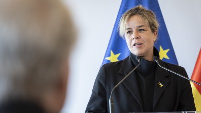 Stellvertretende Ministerpräsidentin Mona Neubaur händigt den Verdienstorden des Landes Nordrhein-Westfalen an 15 Persönlichkeiten aus