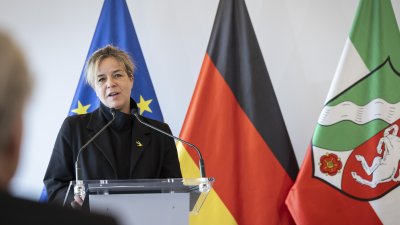 Stellvertretende Ministerpräsidentin Mona Neubaur händigt den Verdienstorden des Landes Nordrhein-Westfalen an 15 Persönlichkeiten aus