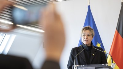 Stellvertretende Ministerpräsidentin Mona Neubaur händigt den Verdienstorden des Landes Nordrhein-Westfalen an 15 Persönlichkeiten aus