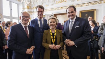 Gruppenfoto mit Ursula von der Leyen