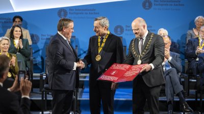 Mario Draghi bekommt die Medaille überreicht, Handschlag mit Armin Laschet