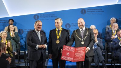 Mario Draghi bekommt die Medaille überreicht