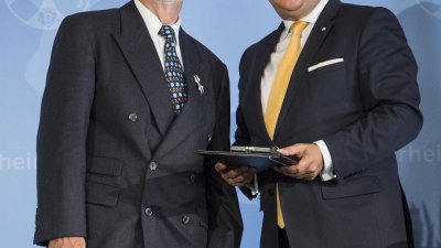 Verdienstorden des Landes Nordrhein-Westfalen an Dr. Willi Rückert