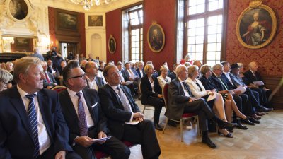 Ministerpräsident Armin Laschet zeichnet 14 Bürgerinnen und Bürger mit dem Landesverdienstorden aus