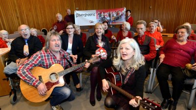 Ministerpräsidentin Kraft singt mit Silvergreens