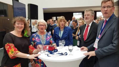 Zum 50. Geburtstag von FEPSAC haben alle gesungen: Karin Reismann, Bürgermeisterin von Münster; Prof. Anne-Marte Elbe, FEPSAC Präsidentin; Prof. Bernd Strauss, Kongress-Präsident; Prof. Johannes Wessels, Rektor der Uni Münster