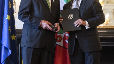 Ministerpräsident Armin Laschet zeichnet 14 Bürgerinnen und Bürger mit dem Landesverdienstorden aus