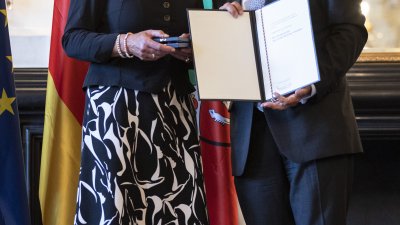 Ministerpräsident Armin Laschet zeichnet 14 Bürgerinnen und Bürger mit dem Landesverdienstorden aus