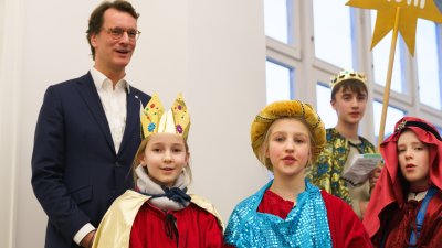 Ministerpräsident Hendrik Wüst empfängt Sternsinger zum traditionellen Dreikönigssingen