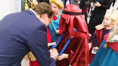Ministerpräsident Hendrik Wüst empfängt Sternsinger zum traditionellen Dreikönigssingen