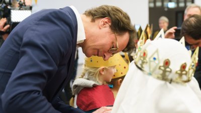 Ministerpräsident Hendrik Wüst empfängt Sternsinger zum traditionellen Dreikönigssingen