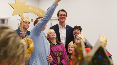 Ministerpräsident Hendrik Wüst empfängt Sternsinger zum traditionellen Dreikönigssingen