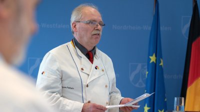 Entgegennahme der Neujahrsbrezel des Verbands des Rheinischen Bäckerhandwerks