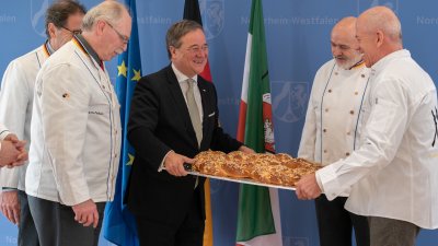 Entgegennahme der Neujahrsbrezel des Verbands des Rheinischen Bäckerhandwerks