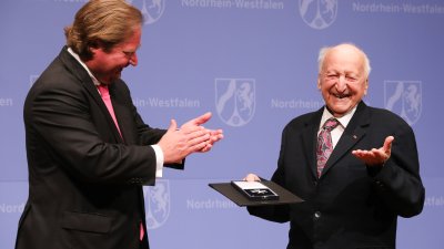 Minister der Finanzen, Lutz Lienenkämper, überreicht den Verdienstorden des Landes Nordrhein-Westfalen