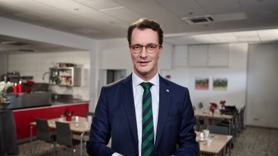 Ministerpräsident Hendrik Wüst steht vor der Kamera