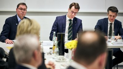 Ministerpräsident Hendrik Wüst im Gespräch mit Landräten 