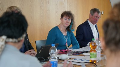 Nahaufnahme von Staatssekretärin Andrea Milz an einem Konferenztisch.