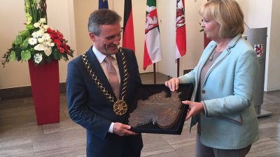 Ministerpräsidentin Hannelore Kraft überreicht Oberbürgermeister Thomas Geisel die Plakette zum NRW-Tag